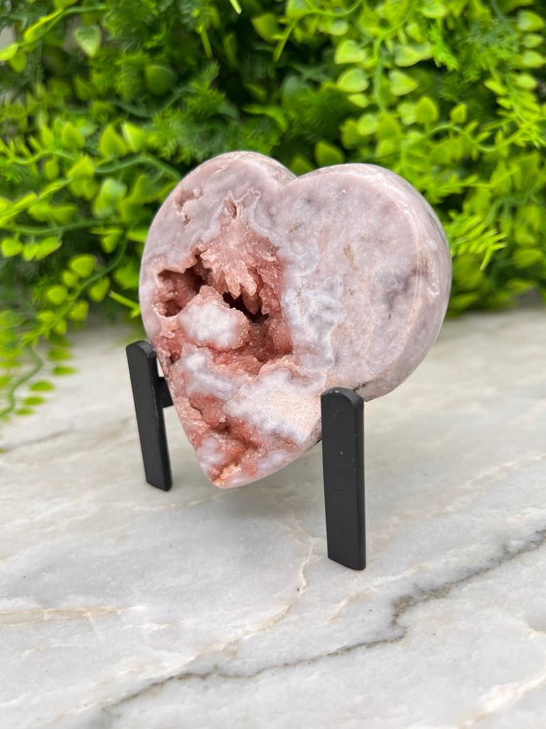 Roze Amethist hart op standaard by KEY LIME STORE