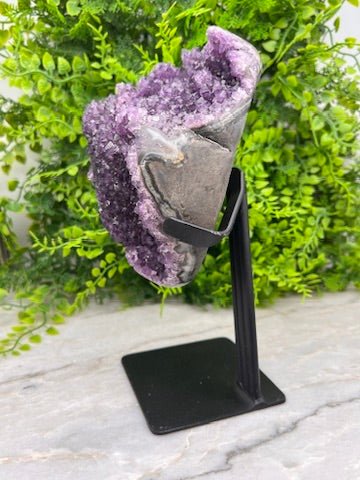 Amethist cluster op standaard - hoge kwaliteit by KEY LIME STORE