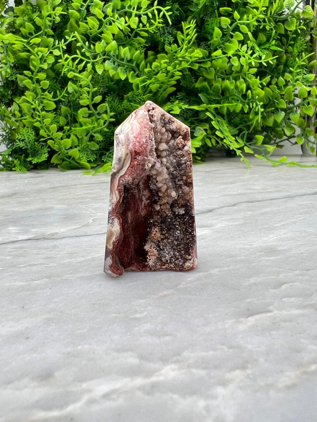 Türmchen mit Sockel aus geschliffenem Amethyst-Achat von KEY LIME STORE