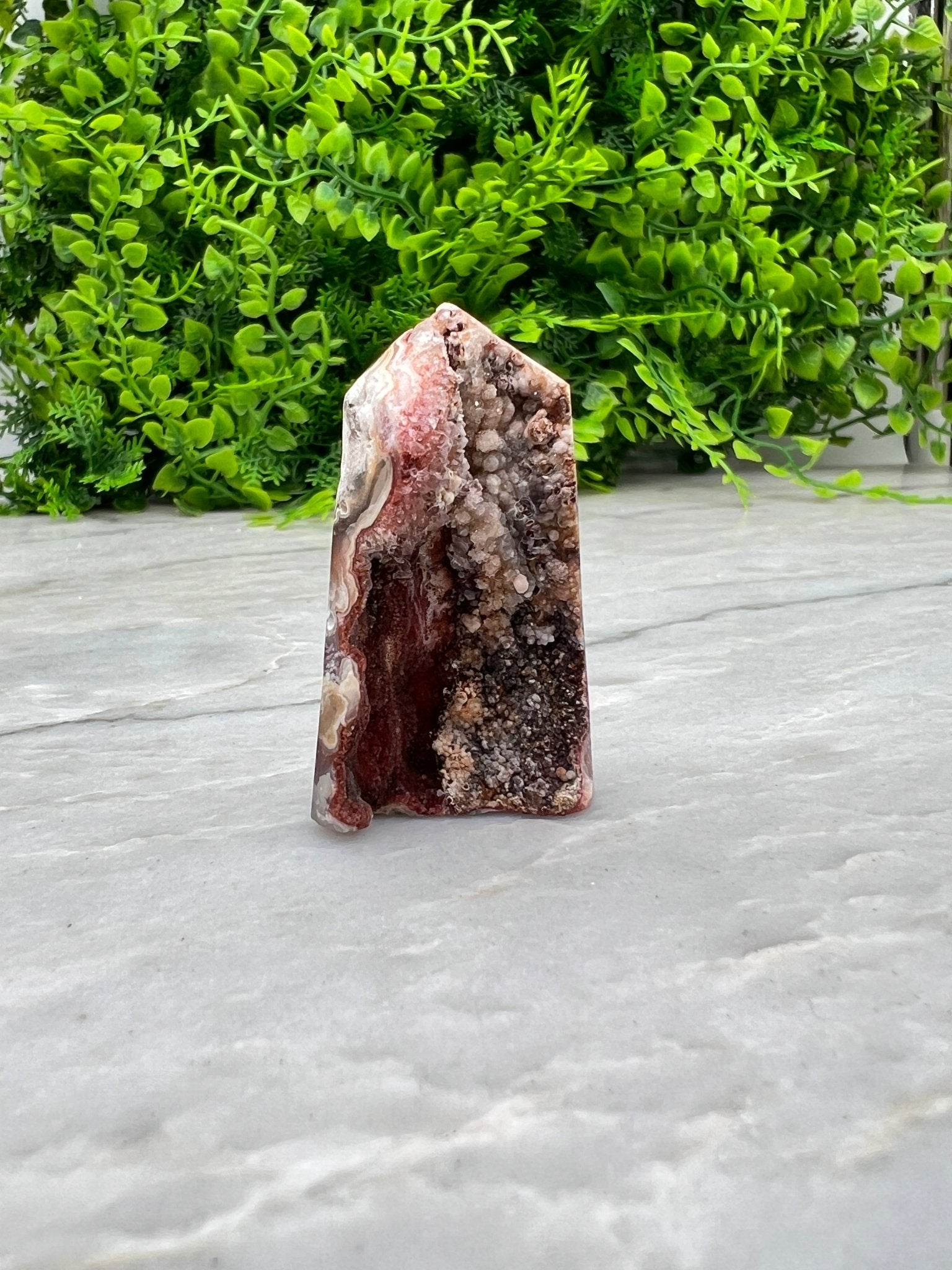 Türmchen mit Sockel aus geschliffenem Amethyst-Achat von KEY LIME STORE