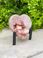 Roze Amethist hart op standaard by KEY LIME STORE