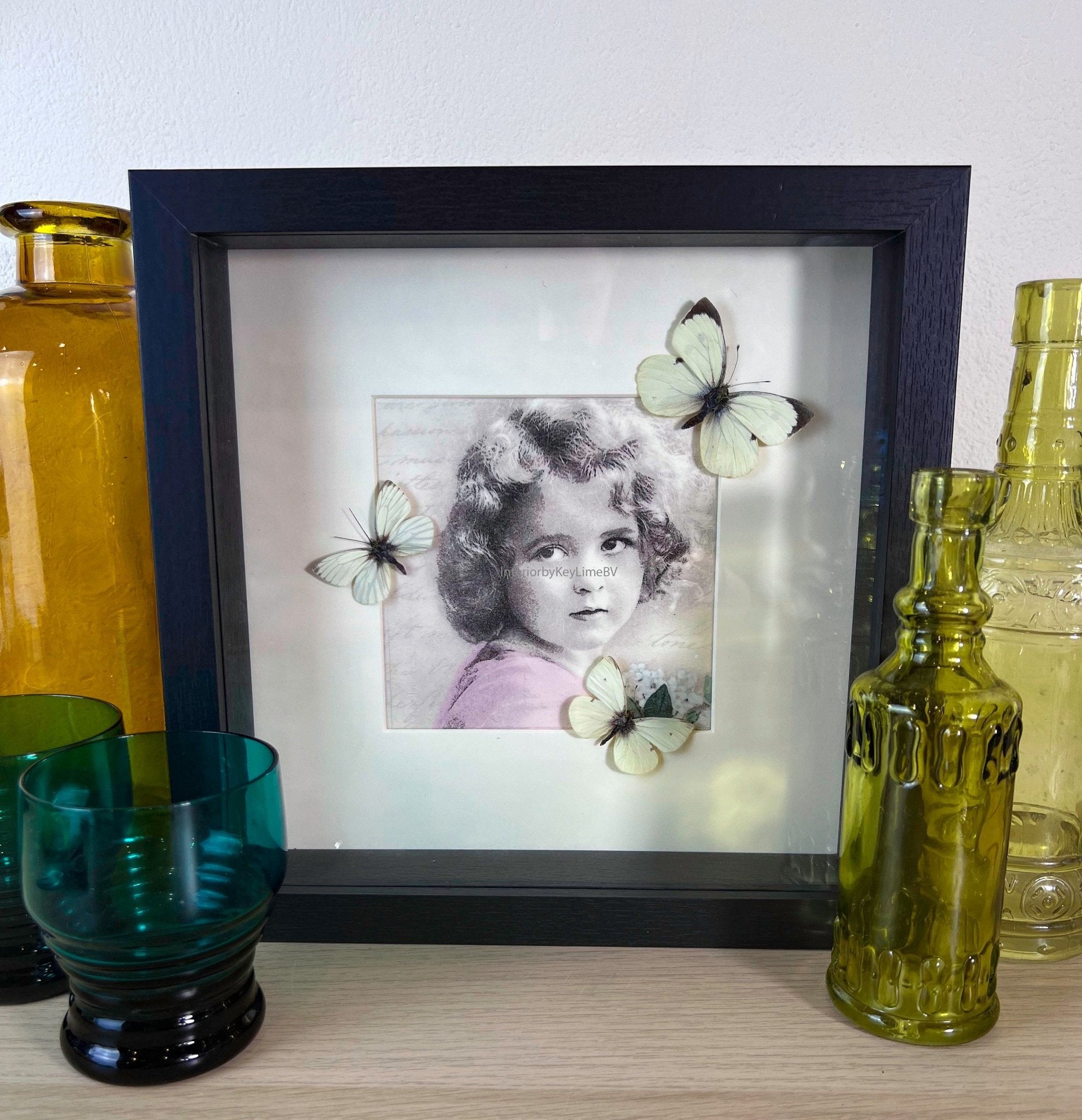 Weiße Schmetterlinge auf Vintage-Druck in einem Rahmen von KEY LIME STORE