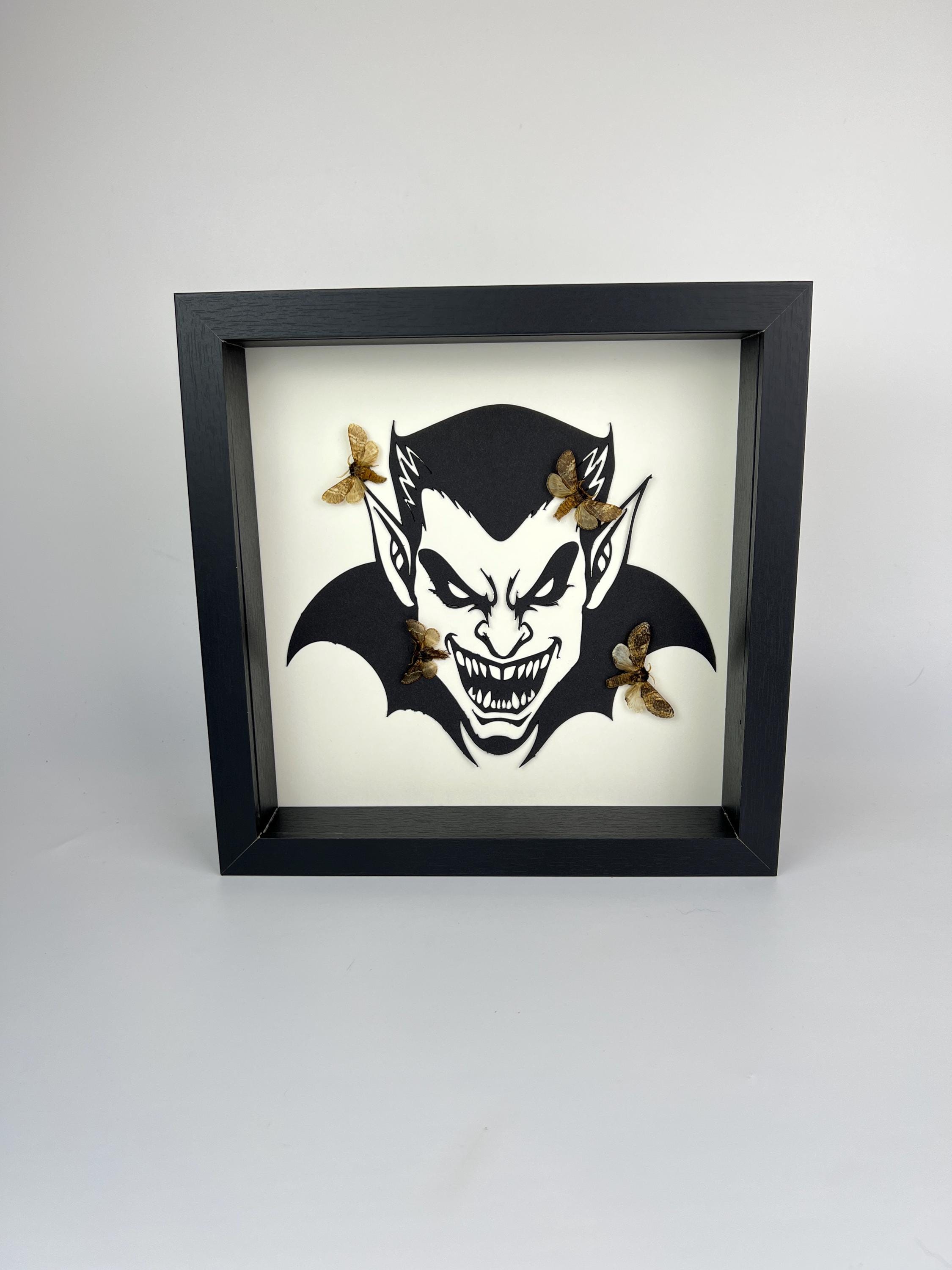 Motten op vampier print in lijst