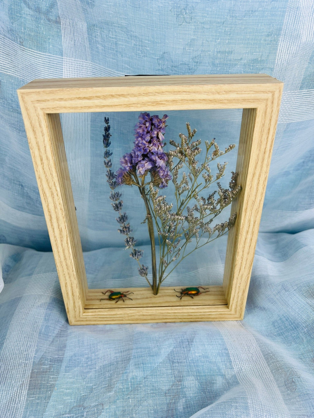 Doppelverglasung mit Holzrahmen, verziert mit Käfern und Trockenblumen von KEY LIME STORE