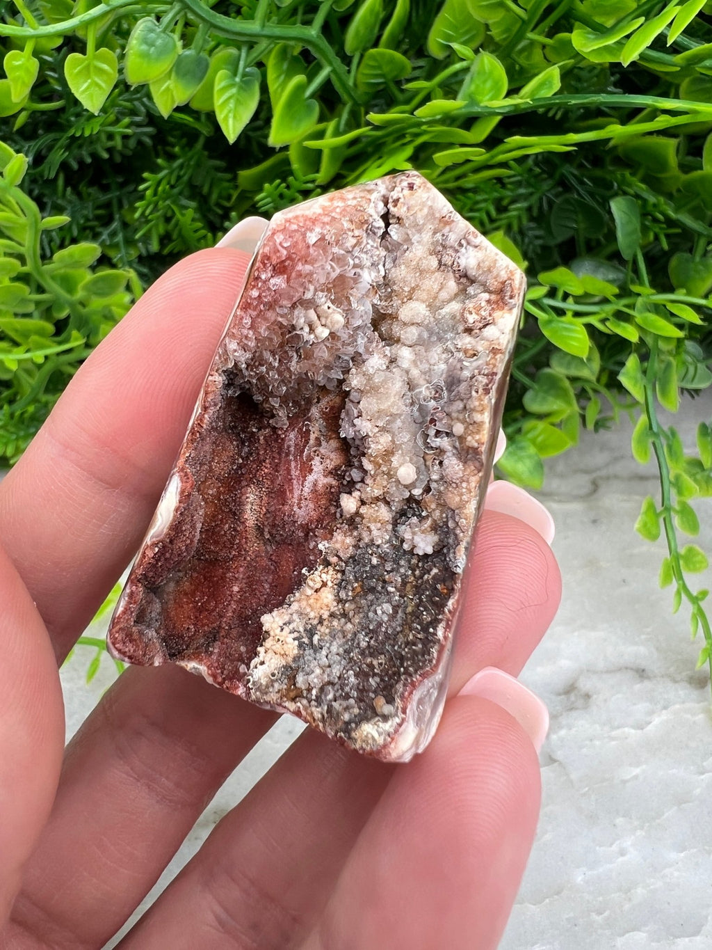 Türmchen mit Sockel aus geschliffenem Amethyst-Achat von KEY LIME STORE