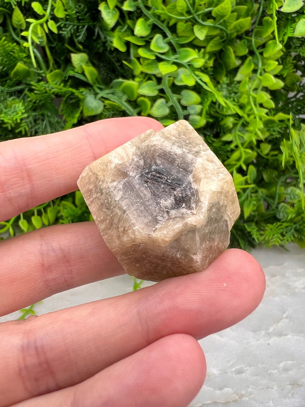 Grossulaar hexagon half ruw half gepolijst by KEY LIME STORE