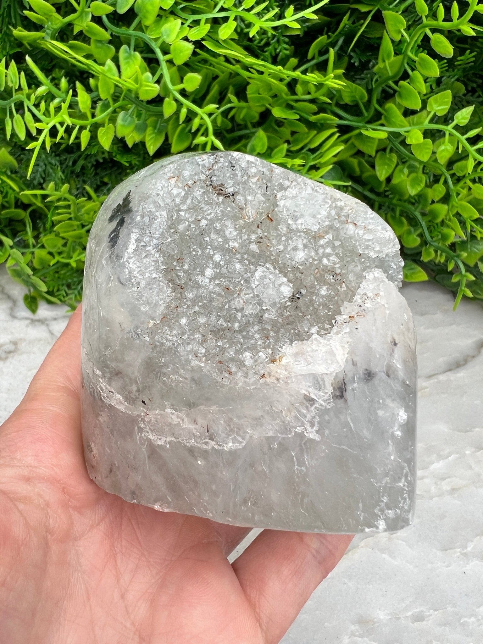 Amethyst-Geode, geschliffener Sockel (6 cm) von KEY LIME STORE