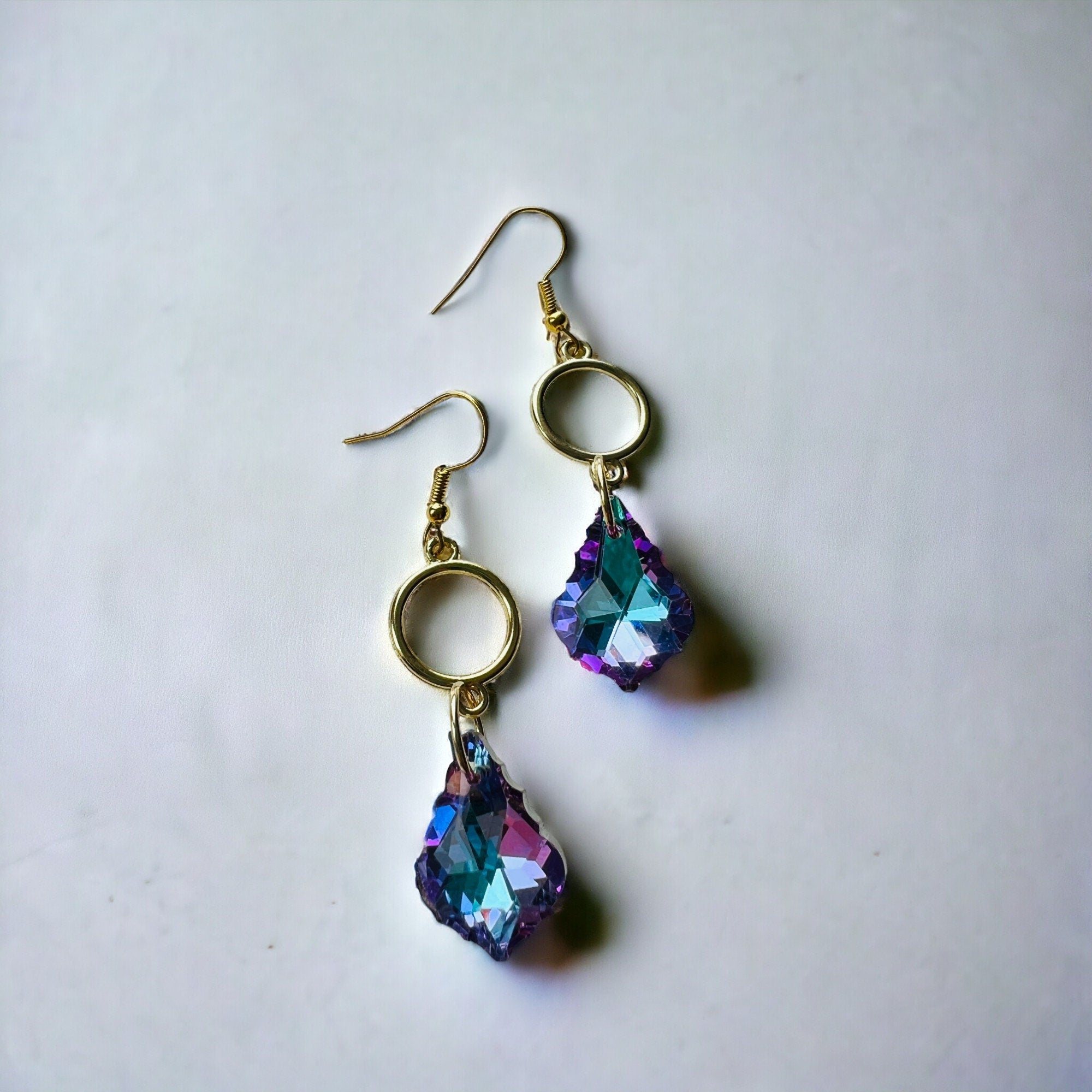Boucles d'oreilles pendantes bleu violet et dorées