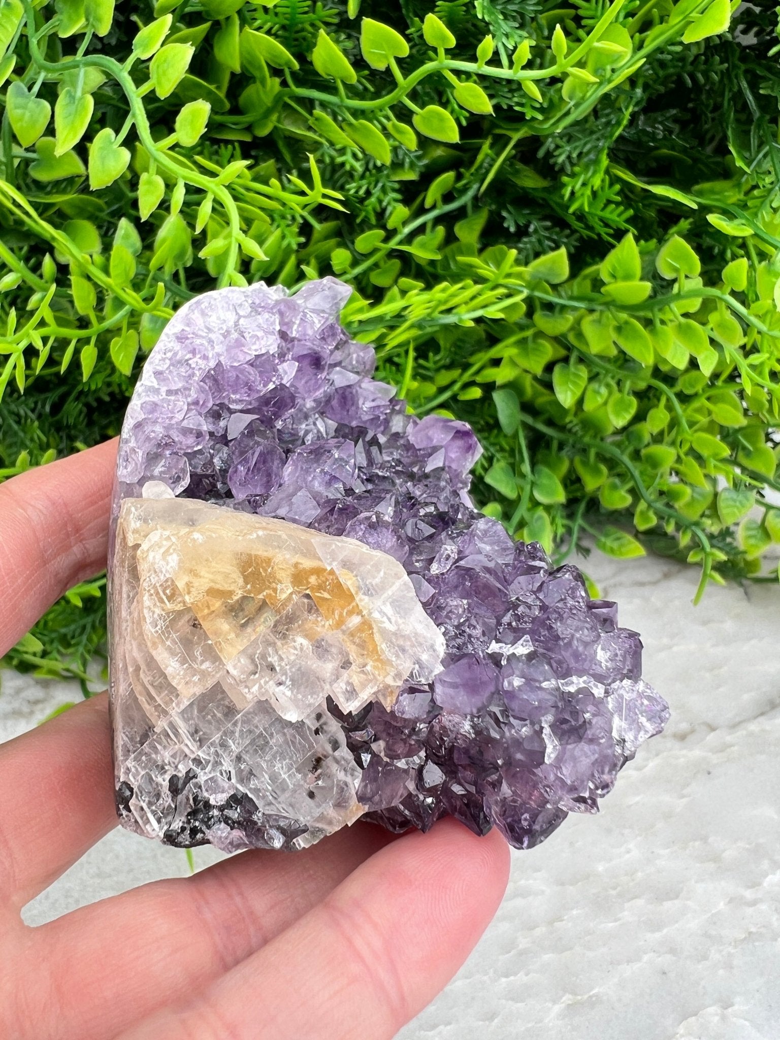 Amethyst mit Calcit, Cluster-Schliff, Sockel (6 cm) von KEY LIME STORE
