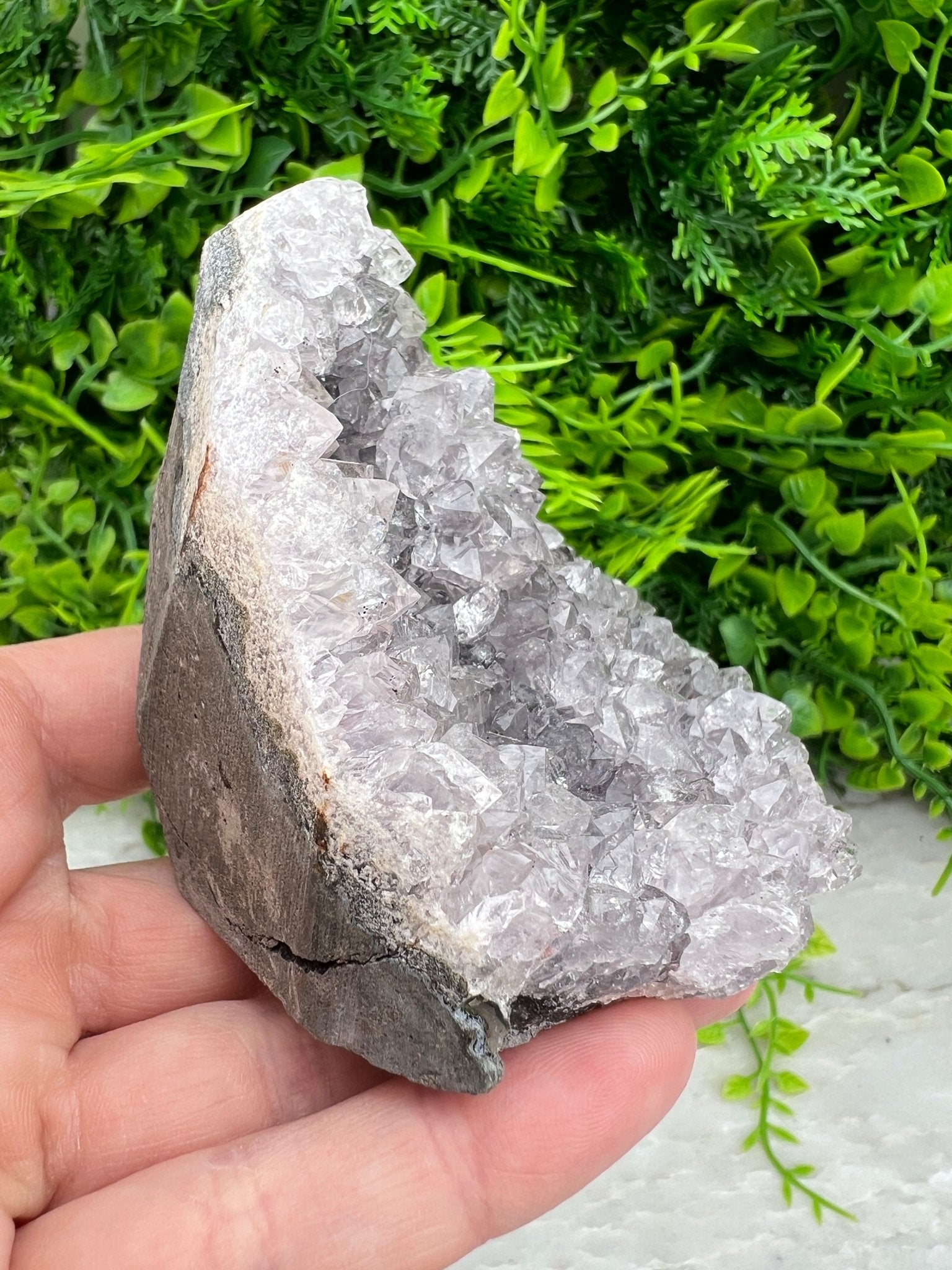Amethyst-Cluster-Schliff, Sockel (7 cm) von KEY LIME STORE