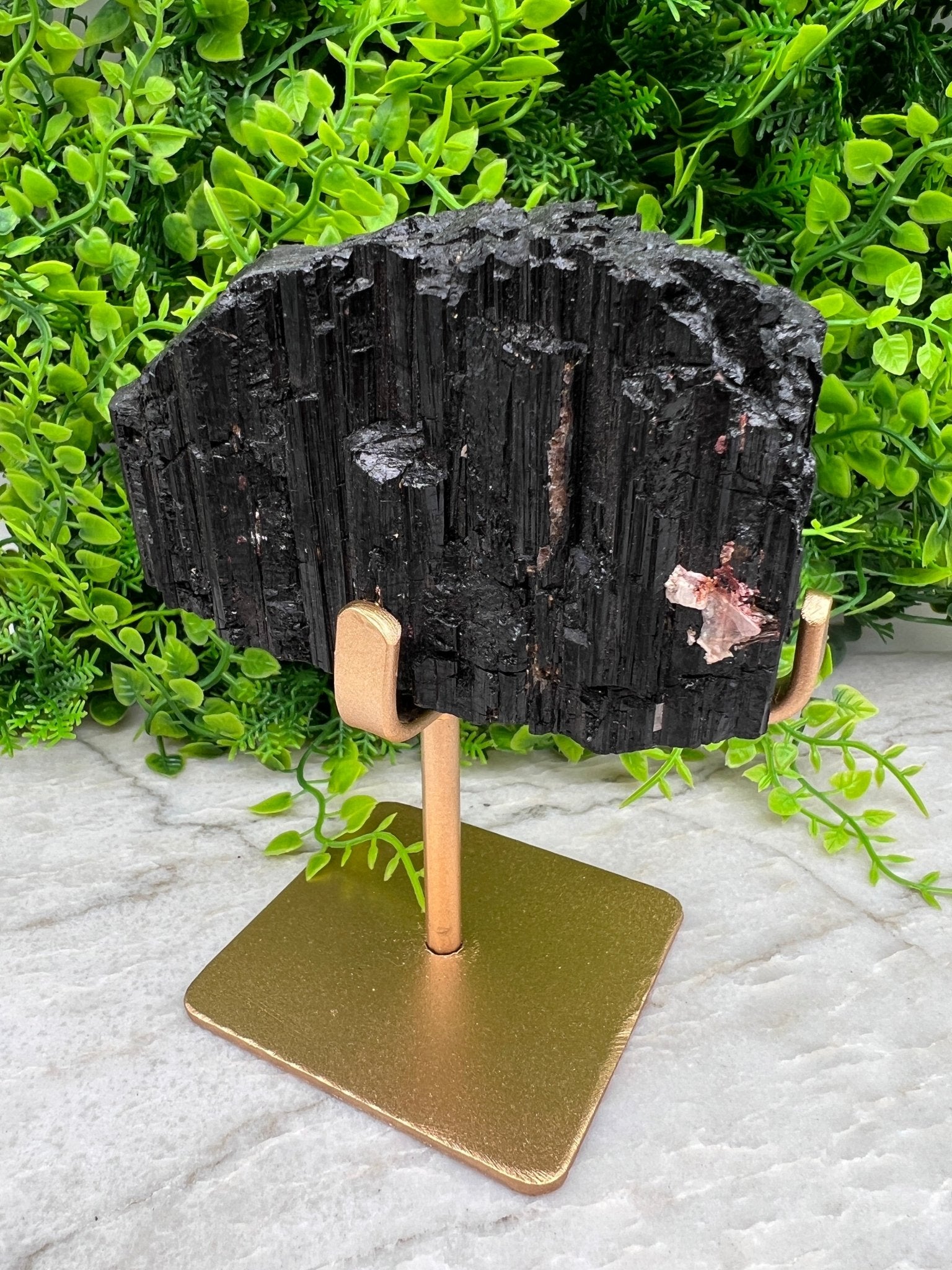 Schwarzer Turmalin auf goldenem Sockel (720 Gramm) von KEY LIME STORE