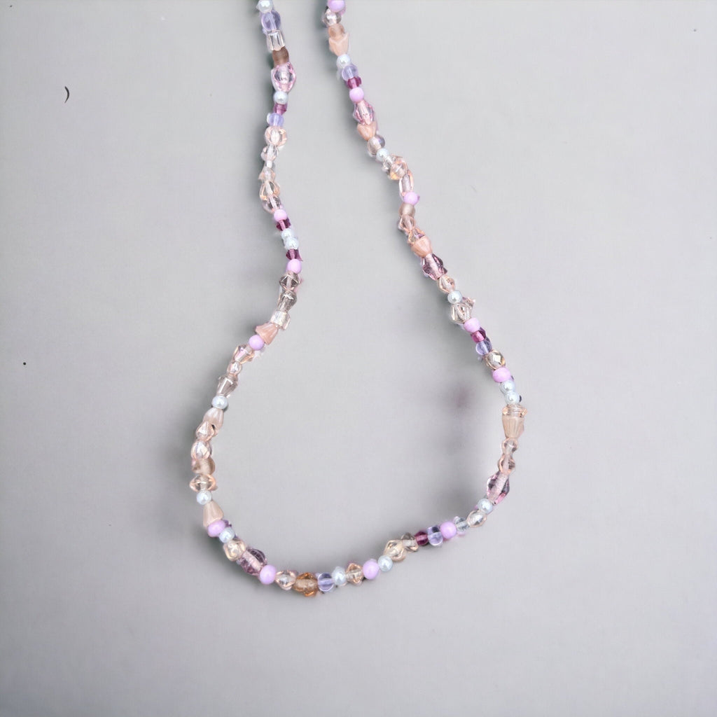 Lila, weiße, rosa, perlenbesetzte, goldene Perlenkette von KEY LIME STORE