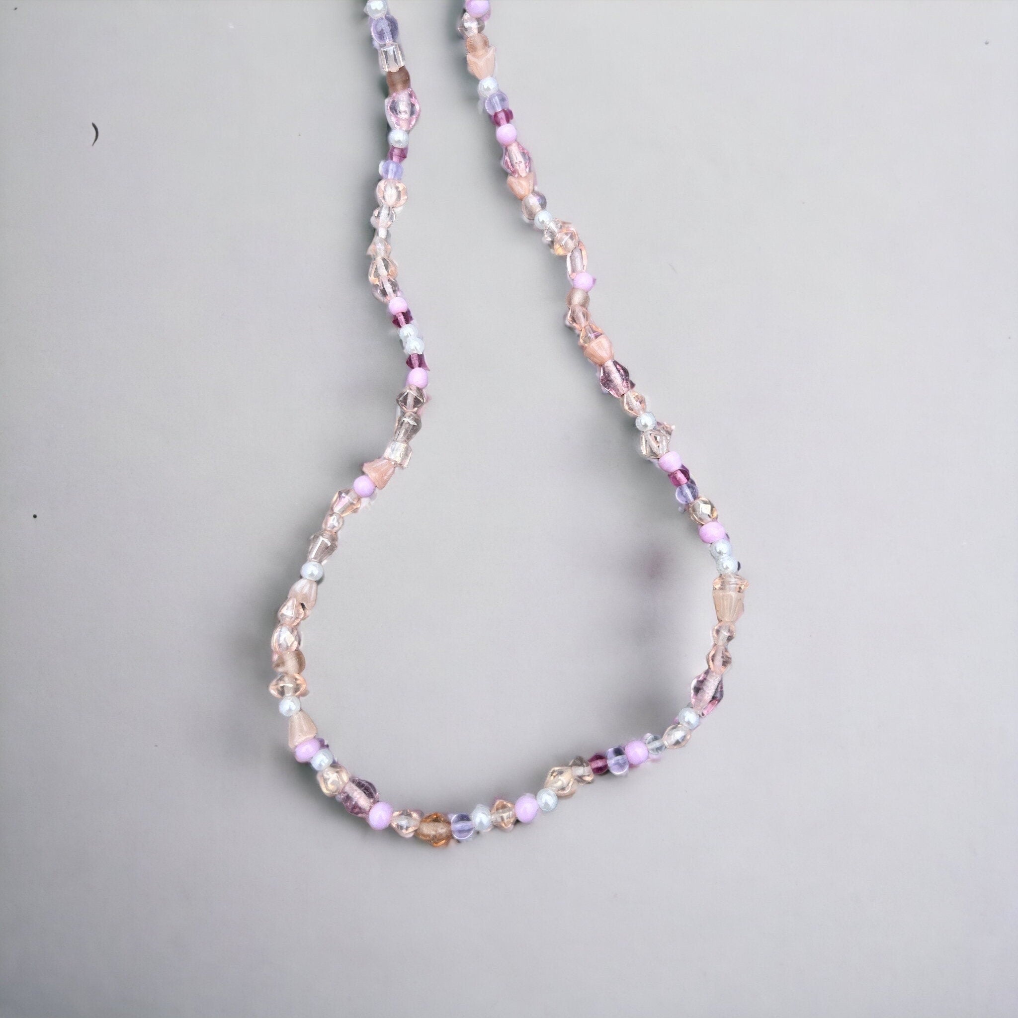 Lila, weiße, rosa, perlenbesetzte, goldene Perlenkette von KEY LIME STORE