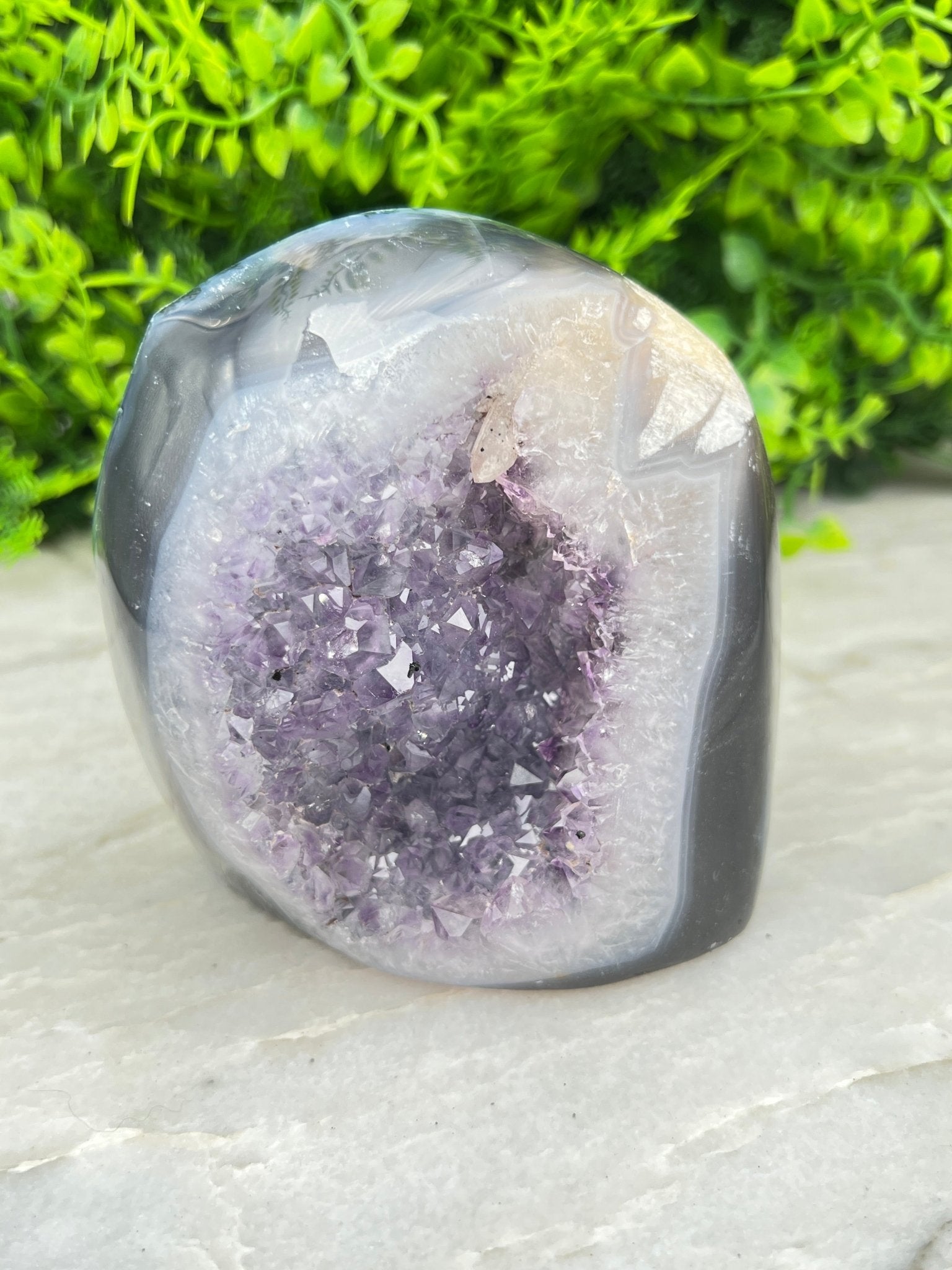 Amethyst mit Achat-Geode, geschliffener Sockel (678 Gramm) von KEY LIME STORE