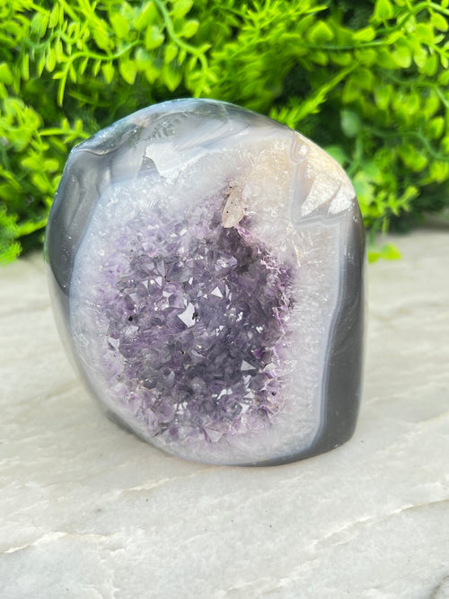 Amethyst mit Achat-Geode, geschliffener Sockel (678 Gramm) von KEY LIME STORE