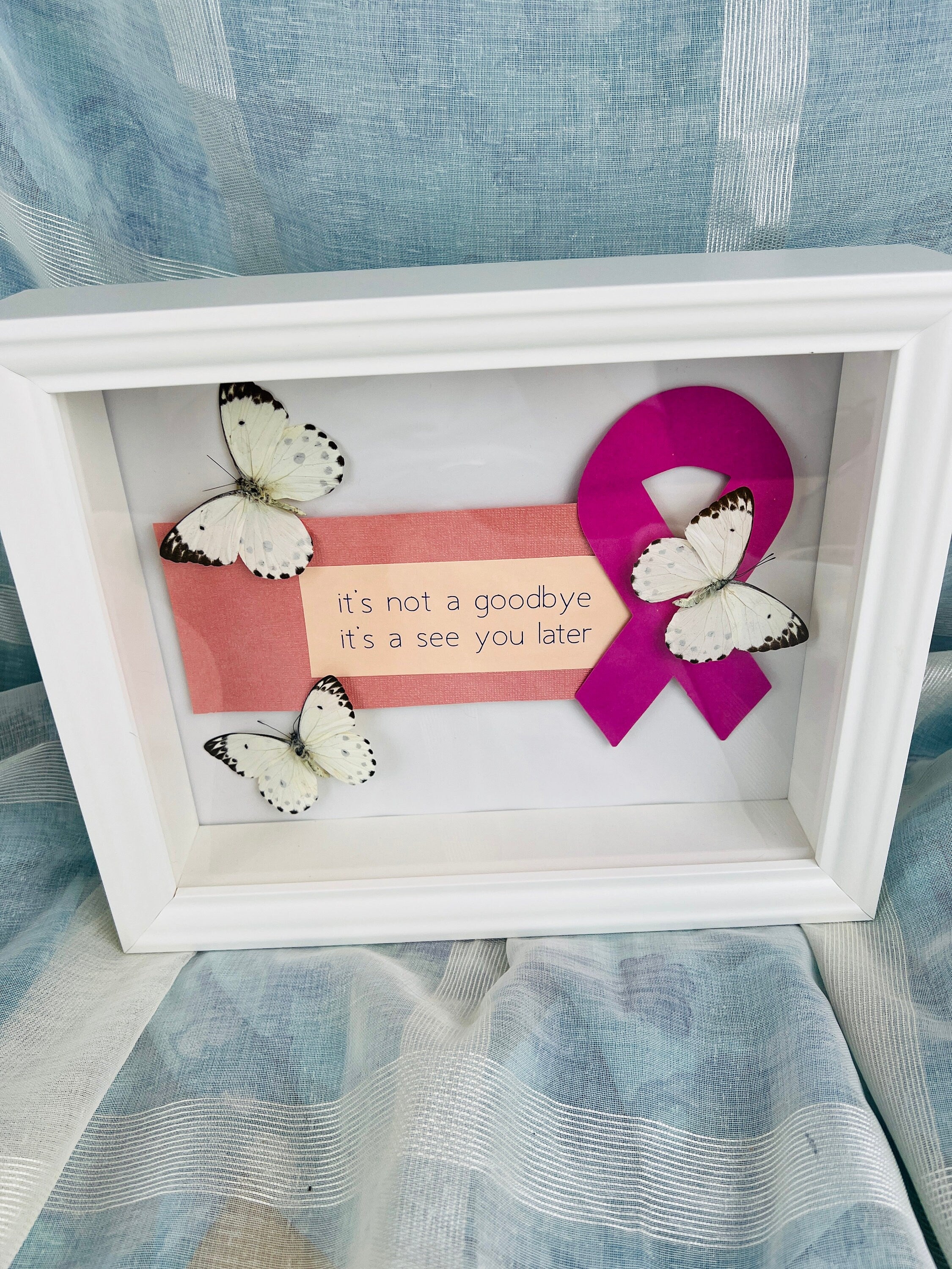 Belenois Calypso in lijst - memorial pice met pink ribbon