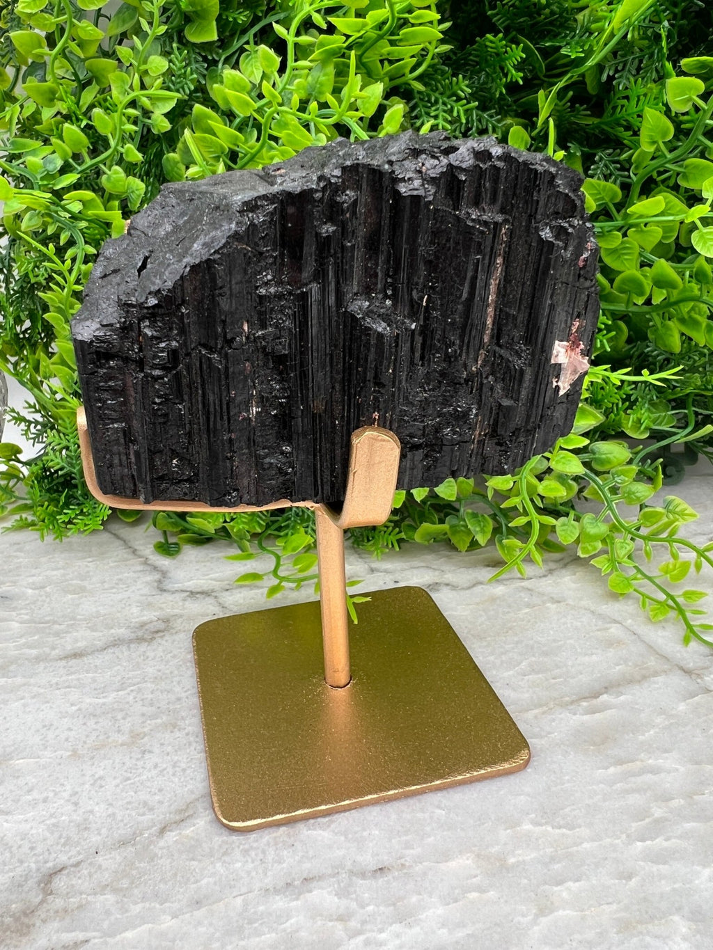 Schwarzer Turmalin auf goldenem Sockel (720 Gramm) von KEY LIME STORE