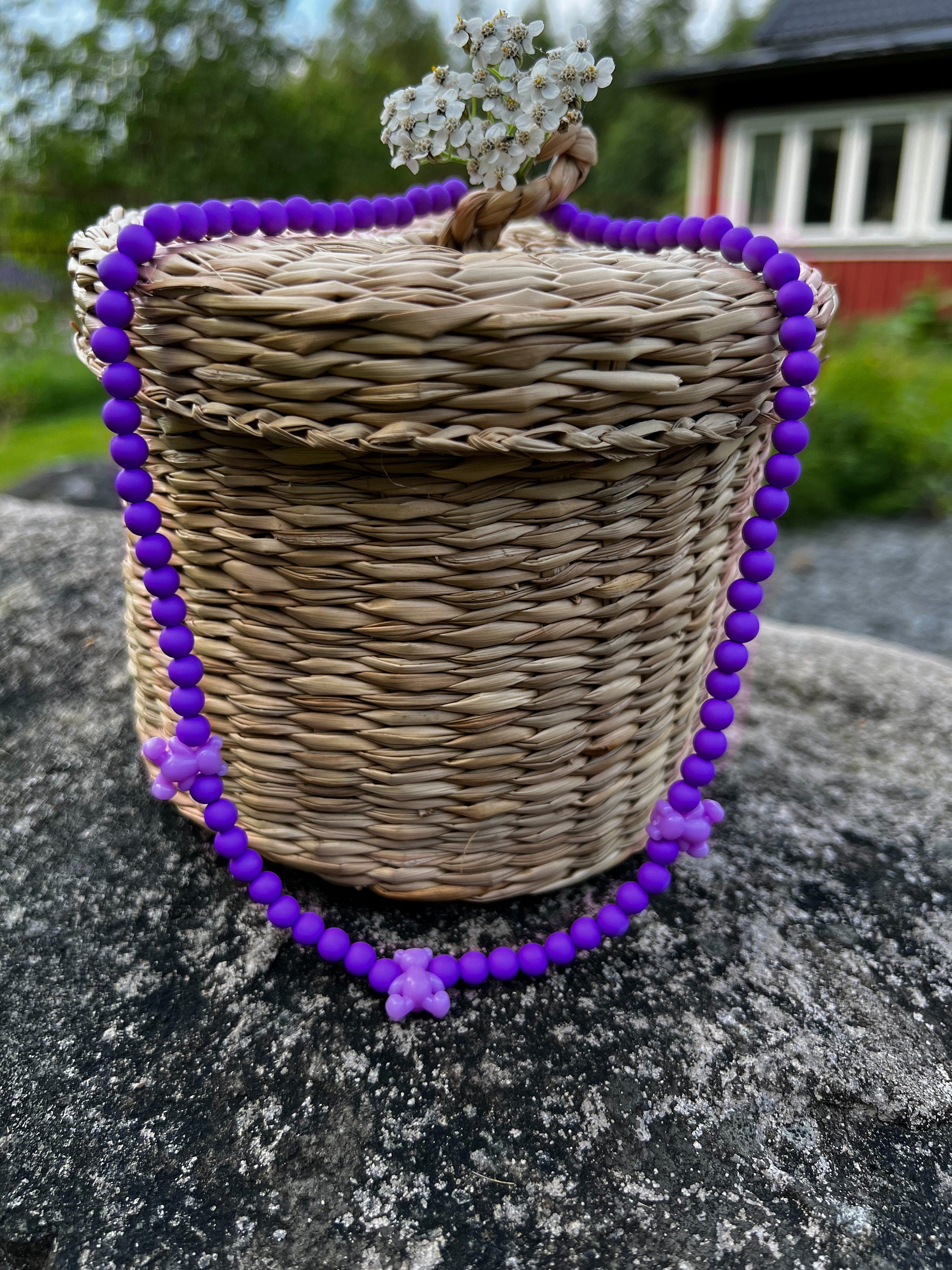 Halskette mit lila Bär