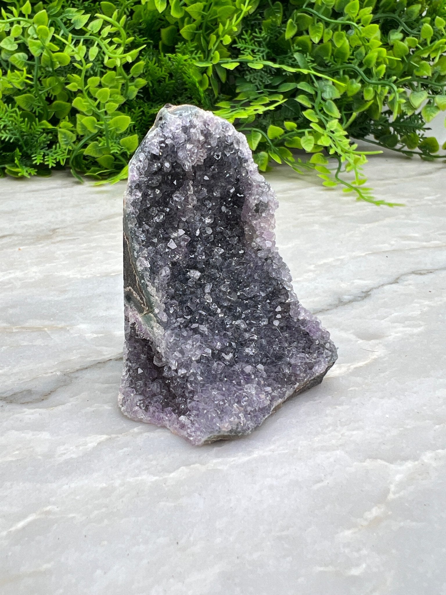 Amethyst-Cluster-Schliff, Sockel (7 cm) von KEY LIME STORE