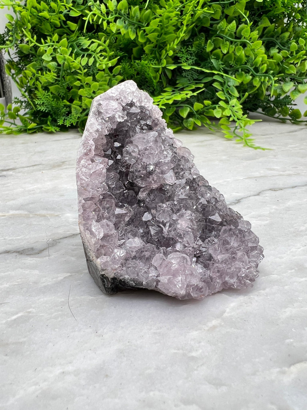 Amethyst-Cluster-Schliff, Sockel (7 cm) von KEY LIME STORE