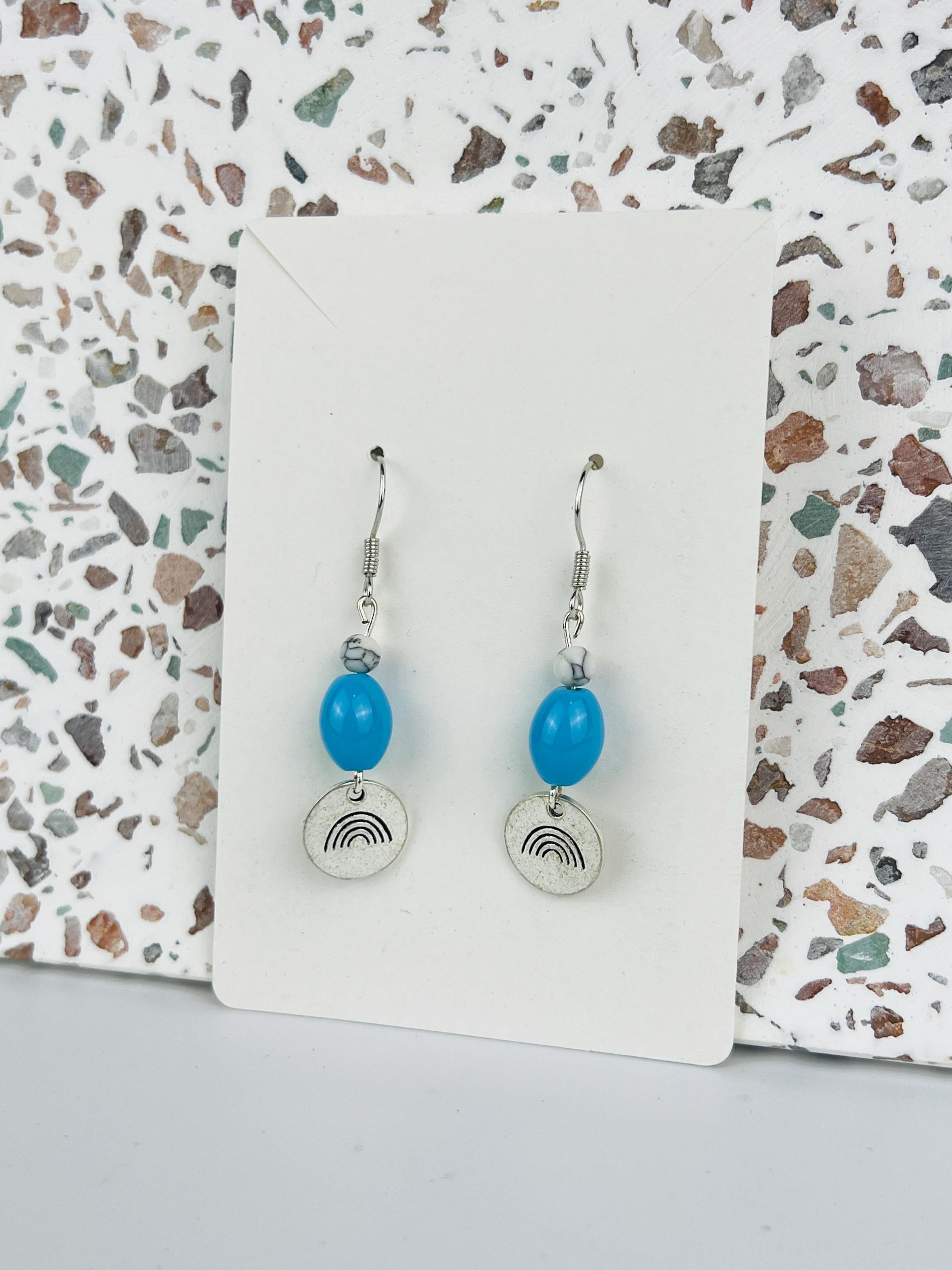 Ohrringe mit silbernen, regenbogenfarbenen und blauen Perlen