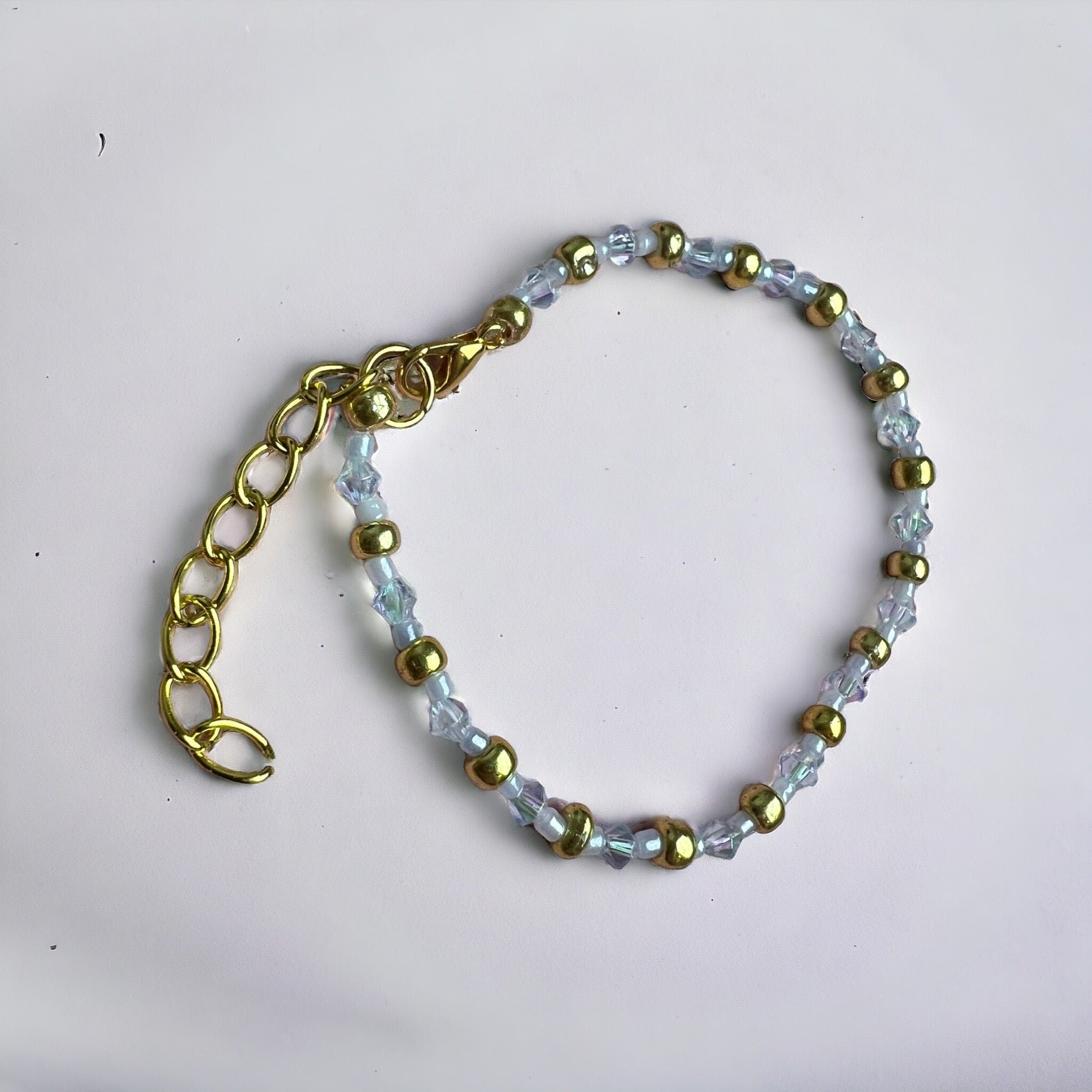 Eisblaues Goldarmband