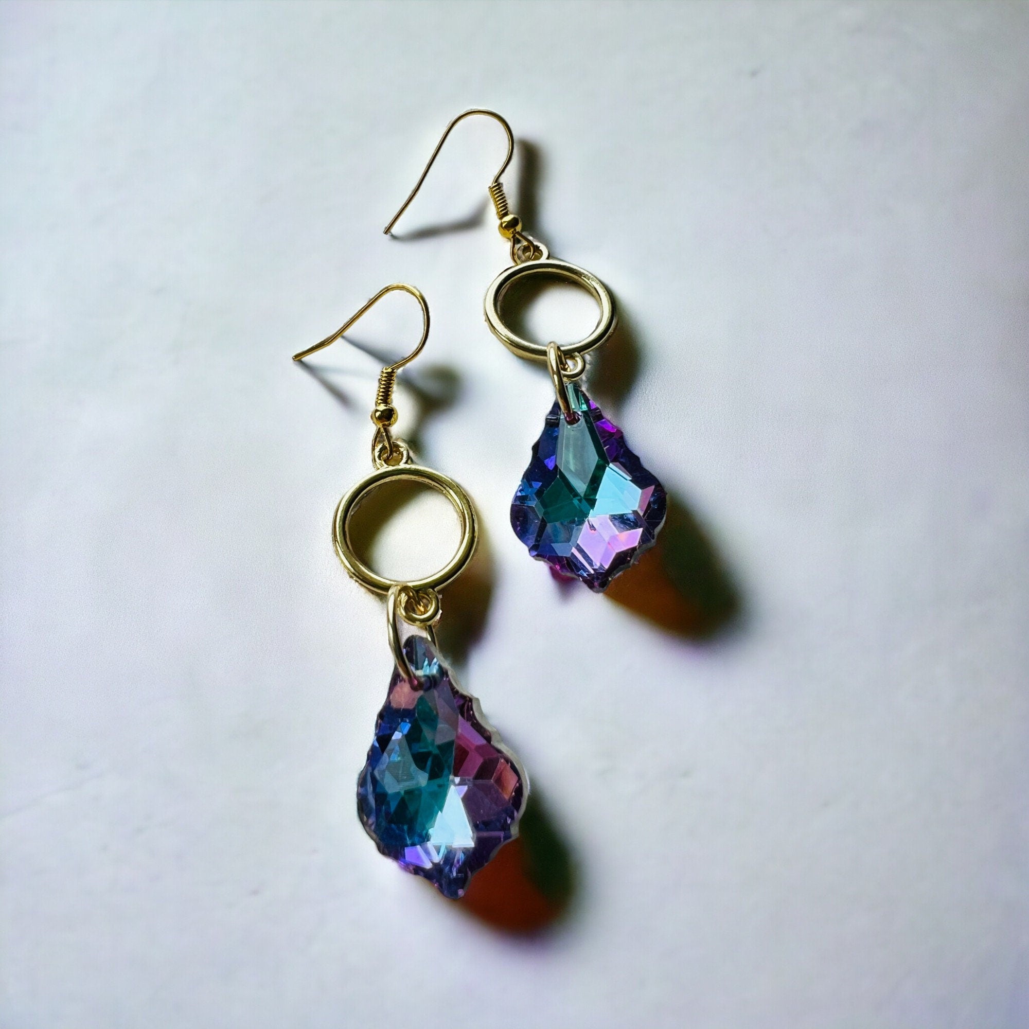 Boucles d'oreilles pendantes bleu violet et dorées