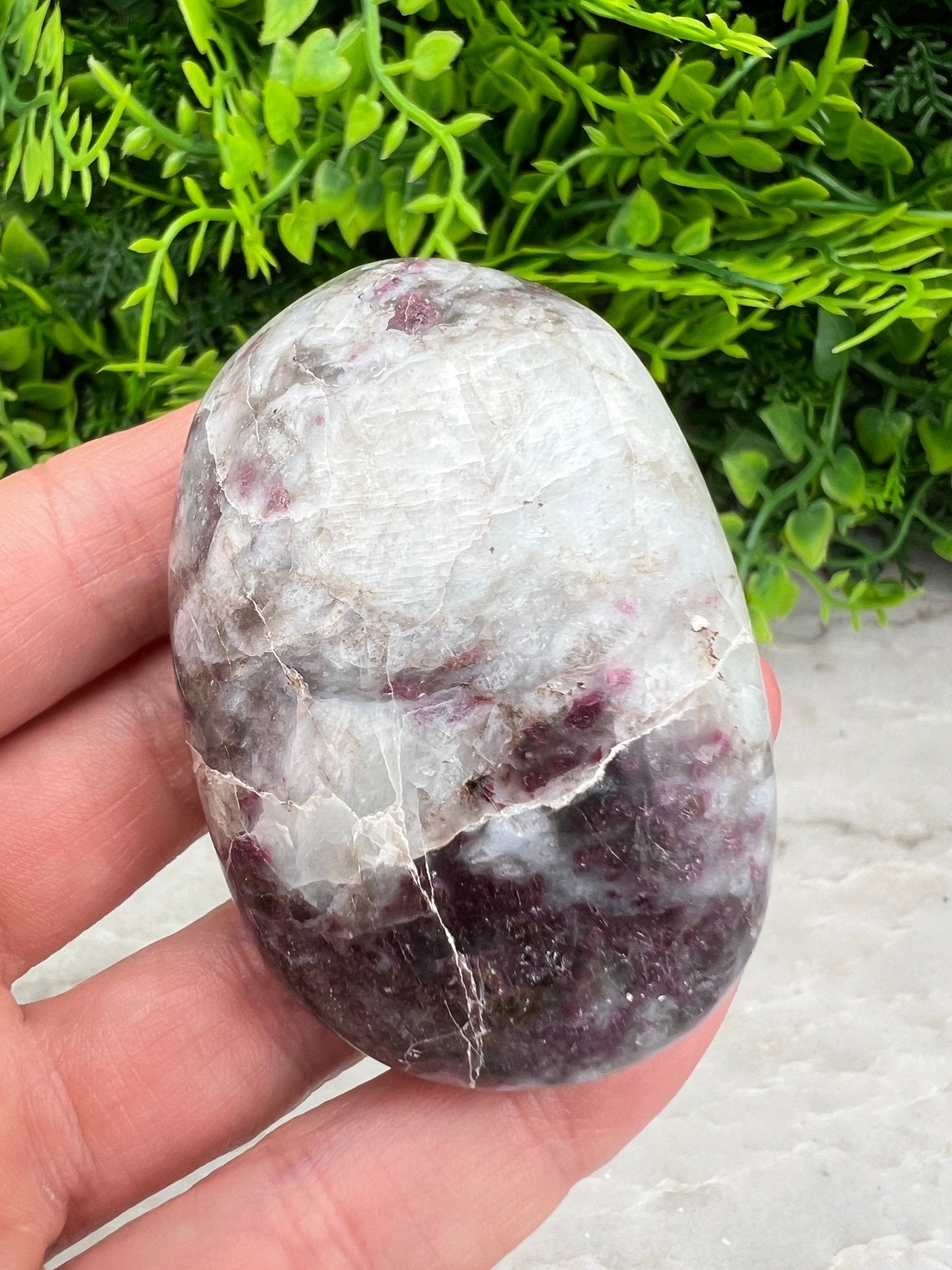 Rubellite (tourmaline rose) dans une pierre de lune (6 cm) par KEY LIME STORE