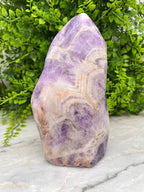 Dog Teeth Amethist sculptuur by KEY LIME STORE