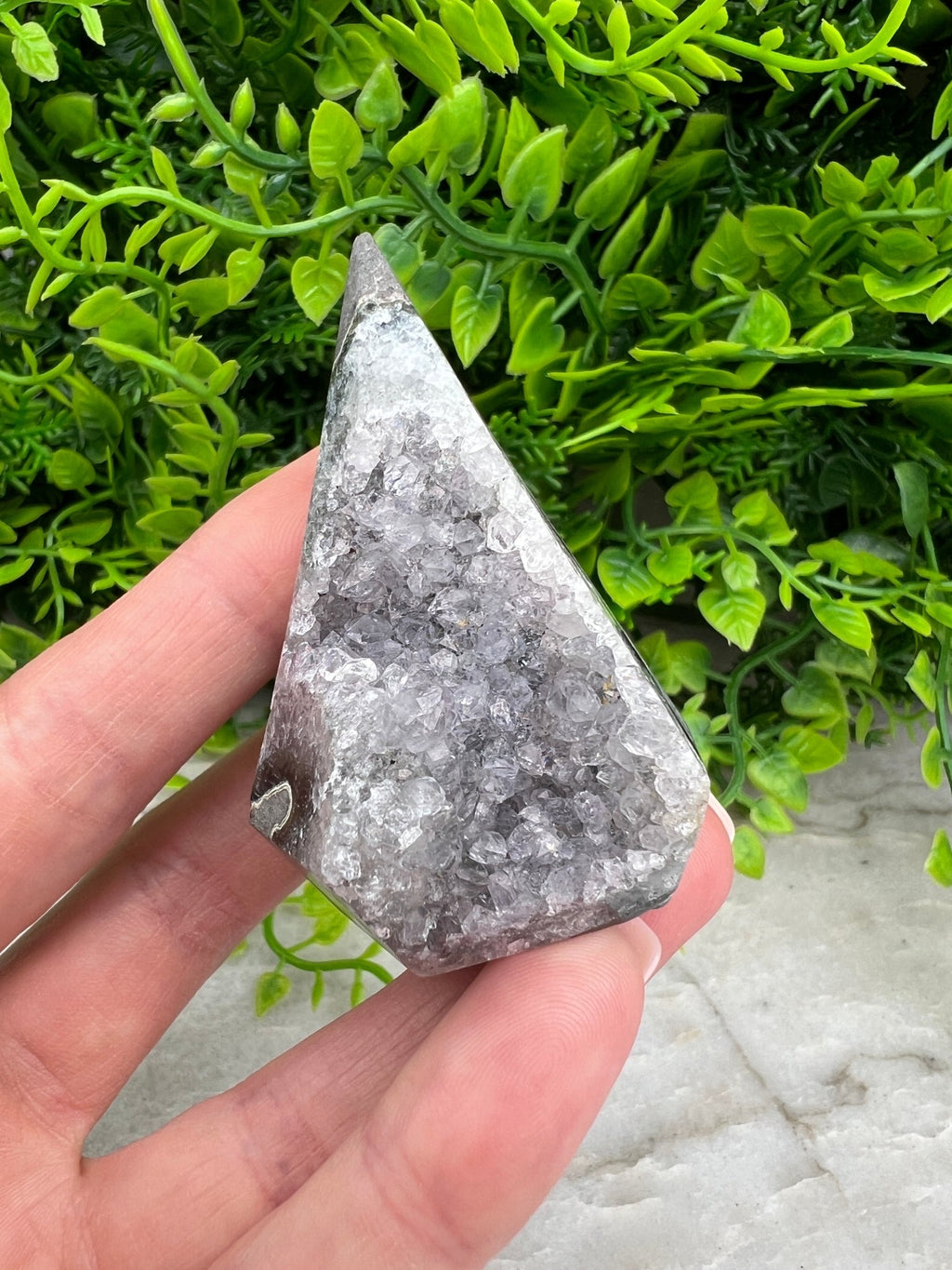 Grauer Amethyst im Diamantschliff, Basis von KEY LIME STORE