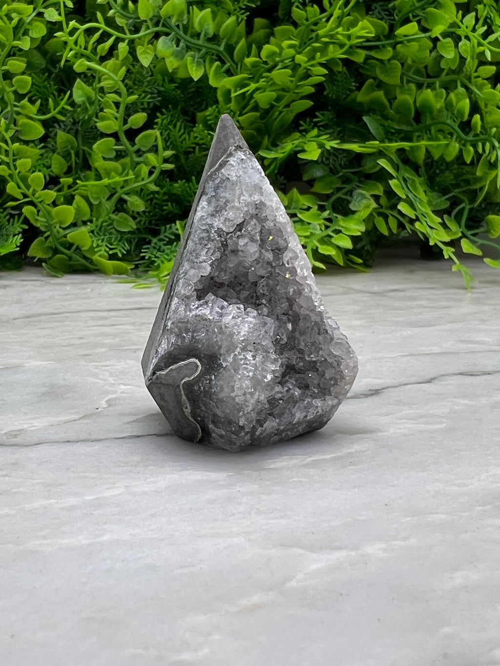 Grauer Amethyst im Diamantschliff, Basis von KEY LIME STORE