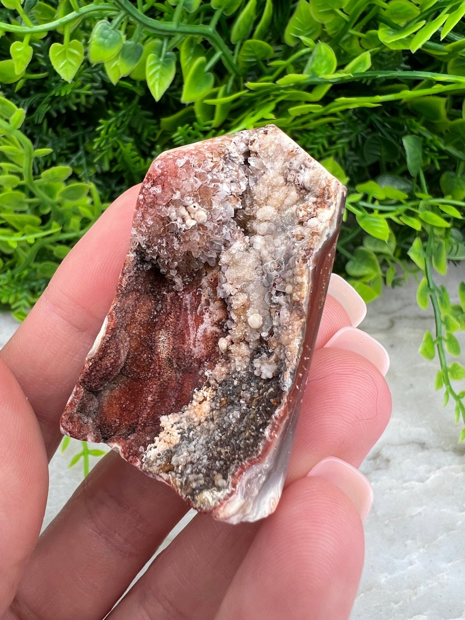 Türmchen mit Sockel aus geschliffenem Amethyst-Achat von KEY LIME STORE