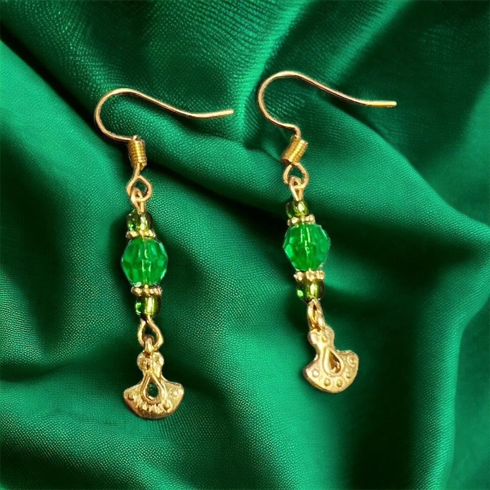 Goldene und grüne Ohrringe