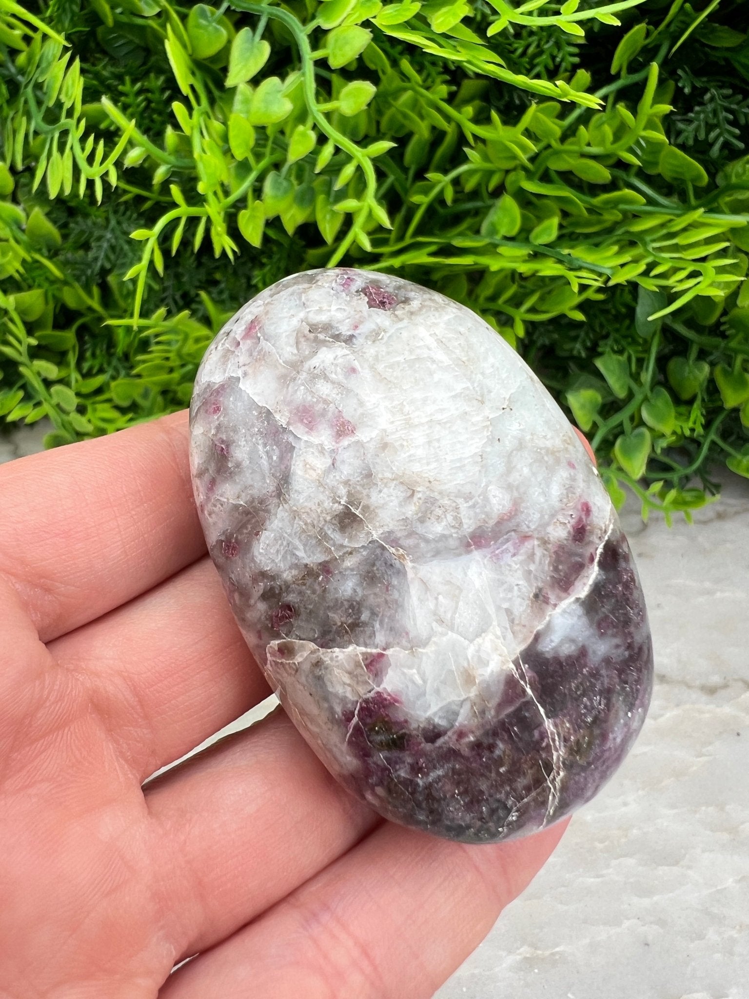 Rubellite (tourmaline rose) dans une pierre de lune (6 cm) par KEY LIME STORE