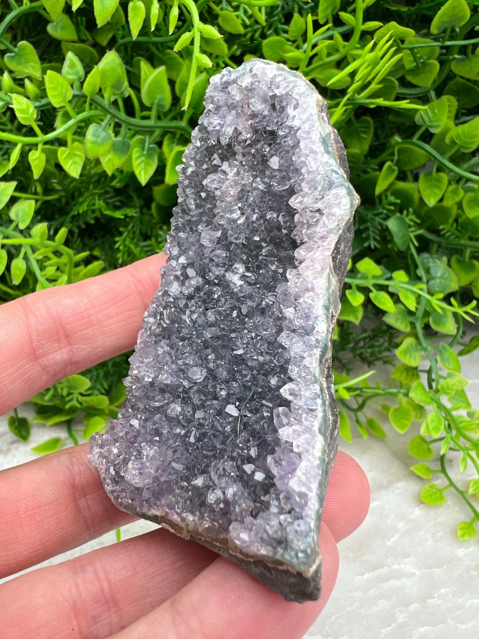 Amethyst-Cluster-Schliff, Sockel (7 cm) von KEY LIME STORE