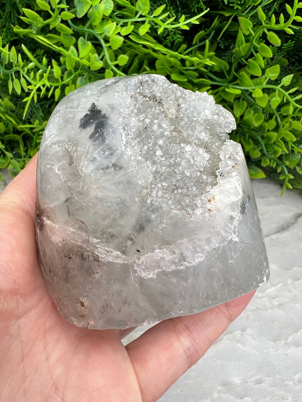 Amethyst-Geode, geschliffener Sockel (6 cm) von KEY LIME STORE