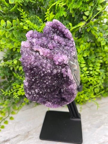 Amethist cluster op standaard - hoge kwaliteit by KEY LIME STORE