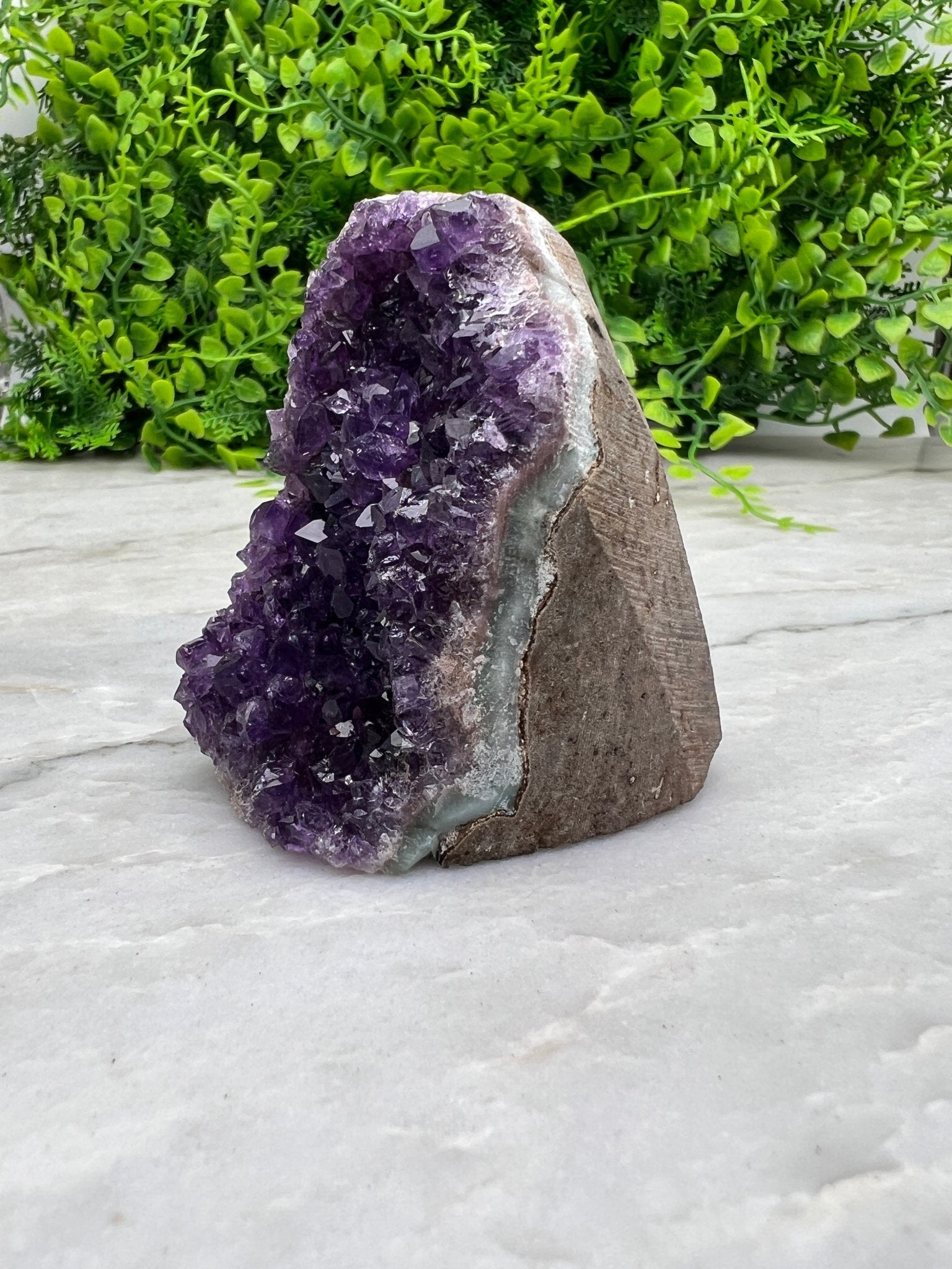 Amethyst-Cluster-Schliff, Basis (255 Gramm) von KEY LIME STORE
