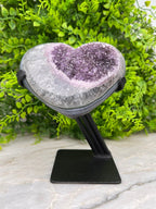 Amethist op Agaat hart op standaard by KEY LIME STORE
