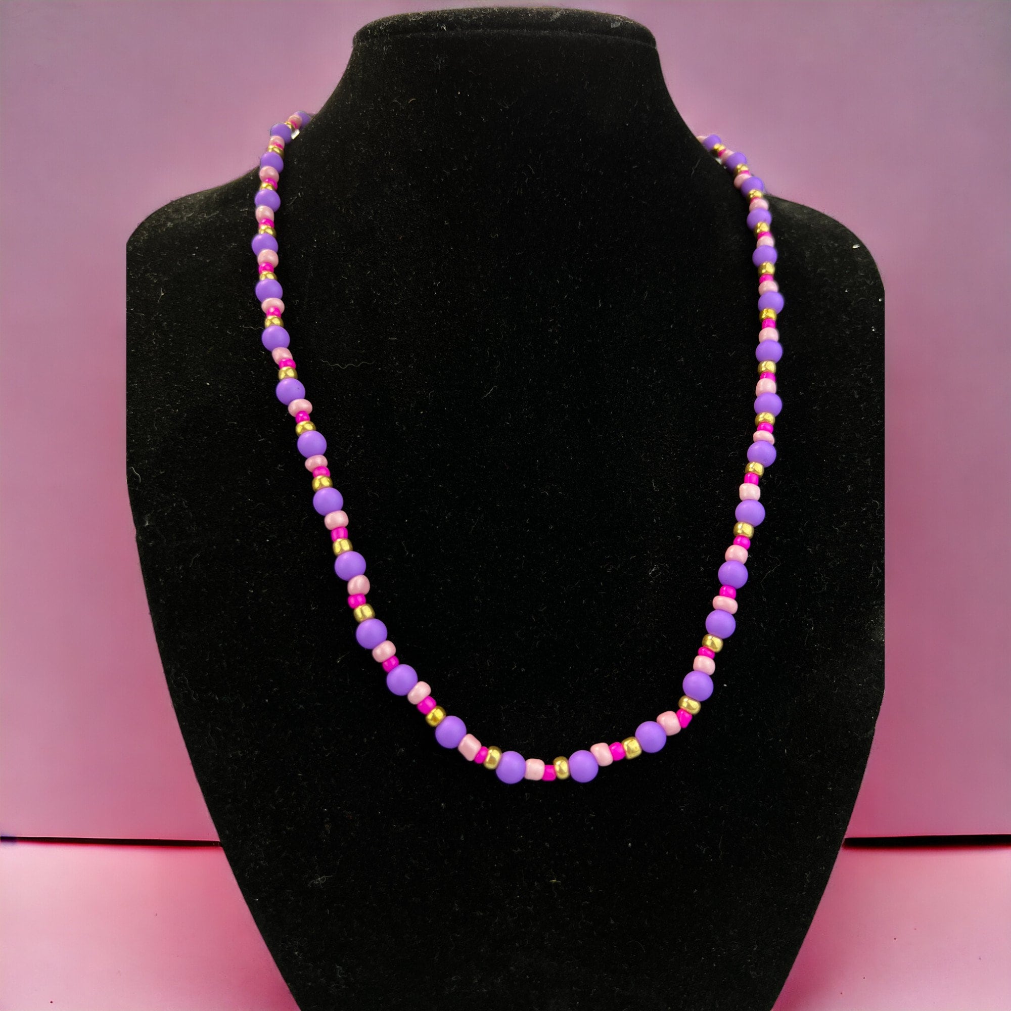 Handgefertigte Halskette in Lila, Rosa und Gold – inklusive Geschenkverpackung