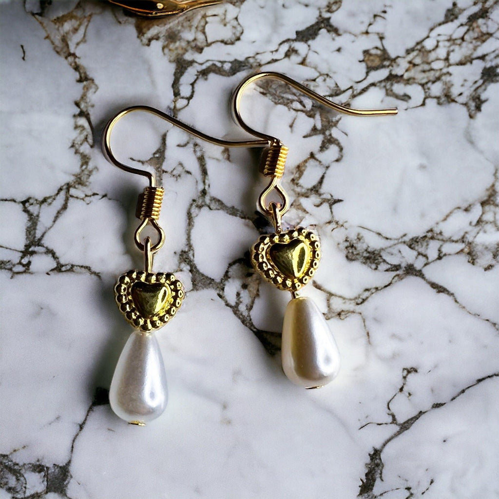 Ohrringe mit goldenem Herz und Perle von KEY LIME STORE