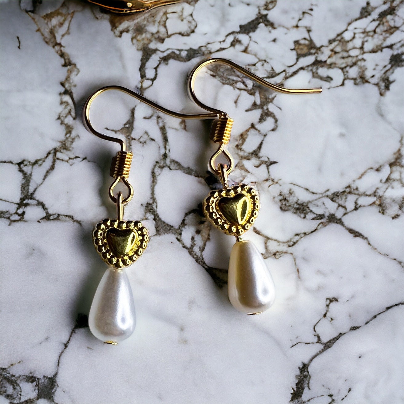 Ohrringe mit goldenem Herz und Perle