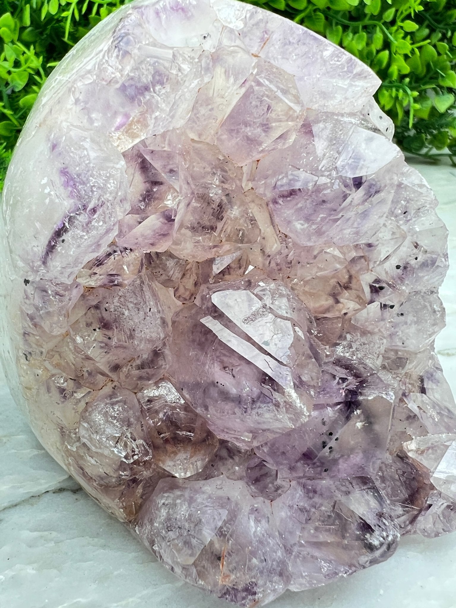 Amethyst mit Bergkristall, Cluster-Schliff an der Basis (1,024 kg) von KEY LIME STORE