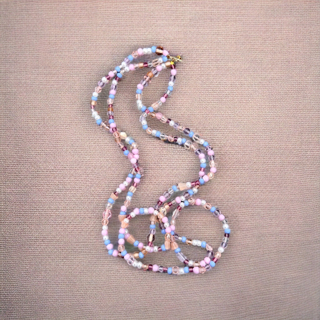 Halskette mit Perlen in Lila, Weiß, Rosa und Gold von KEY LIME STORE