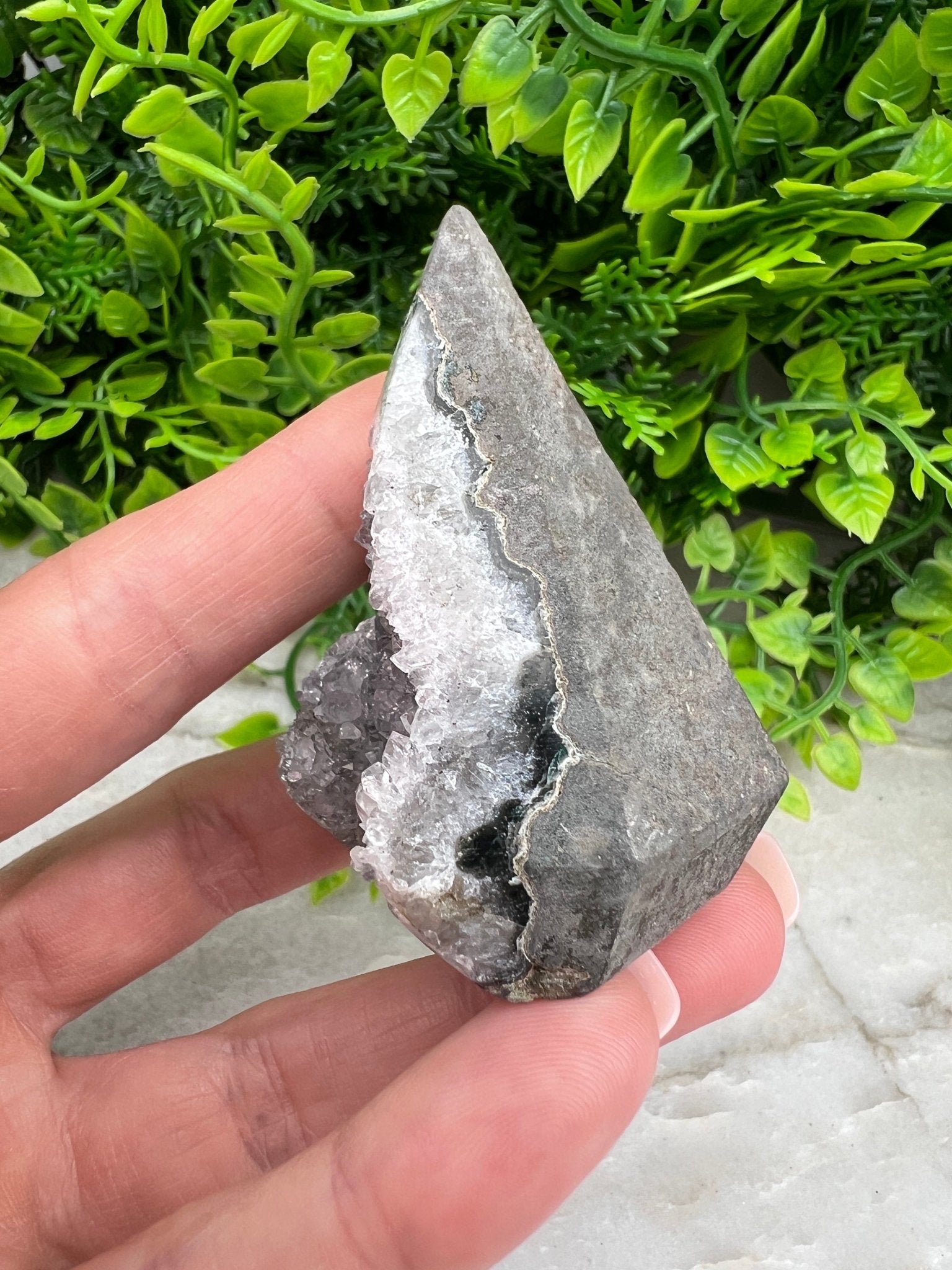 Grauer Amethyst im Diamantschliff, Basis von KEY LIME STORE