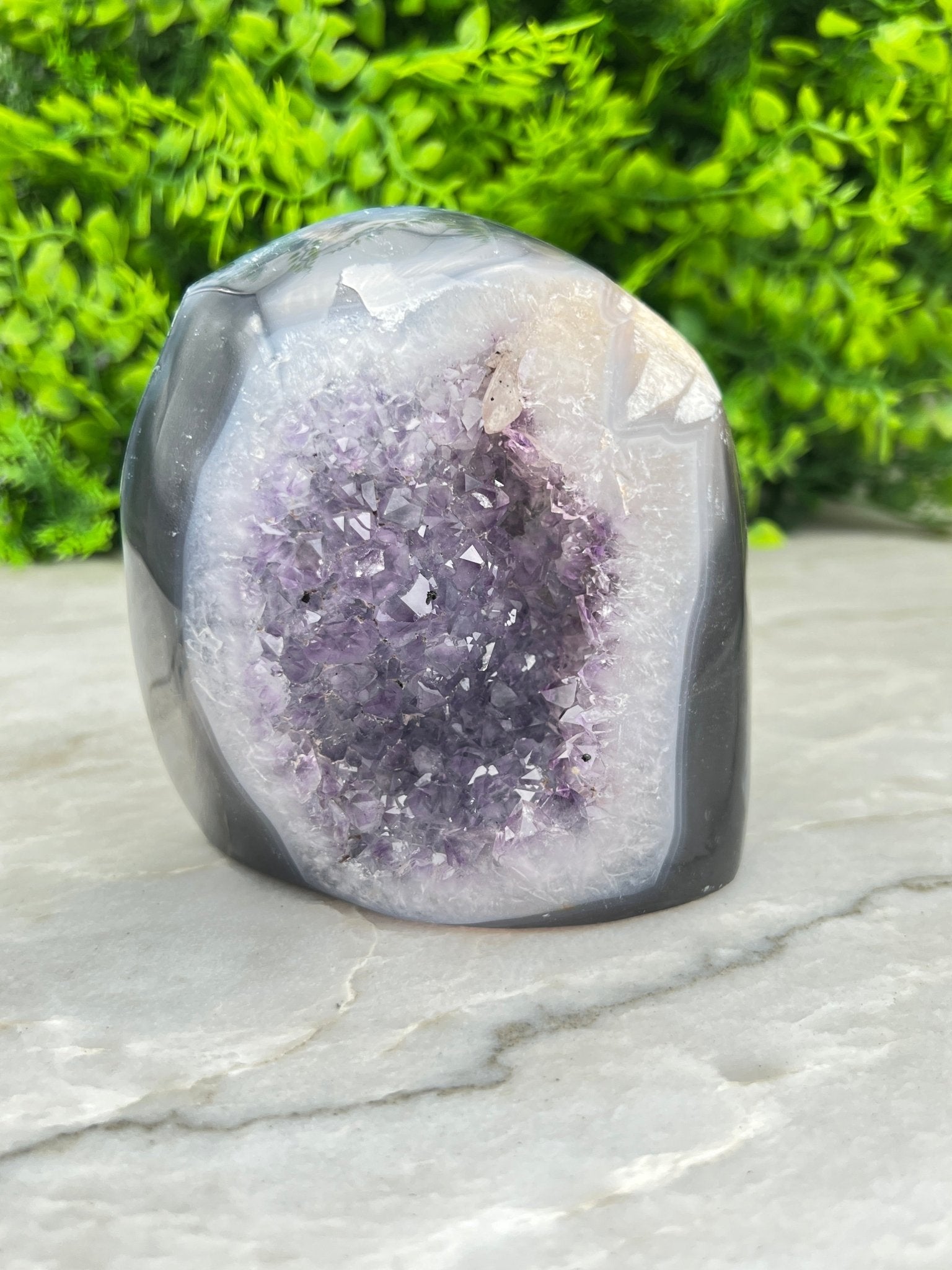 Amethyst mit Achat-Geode, geschliffener Sockel (678 Gramm) von KEY LIME STORE