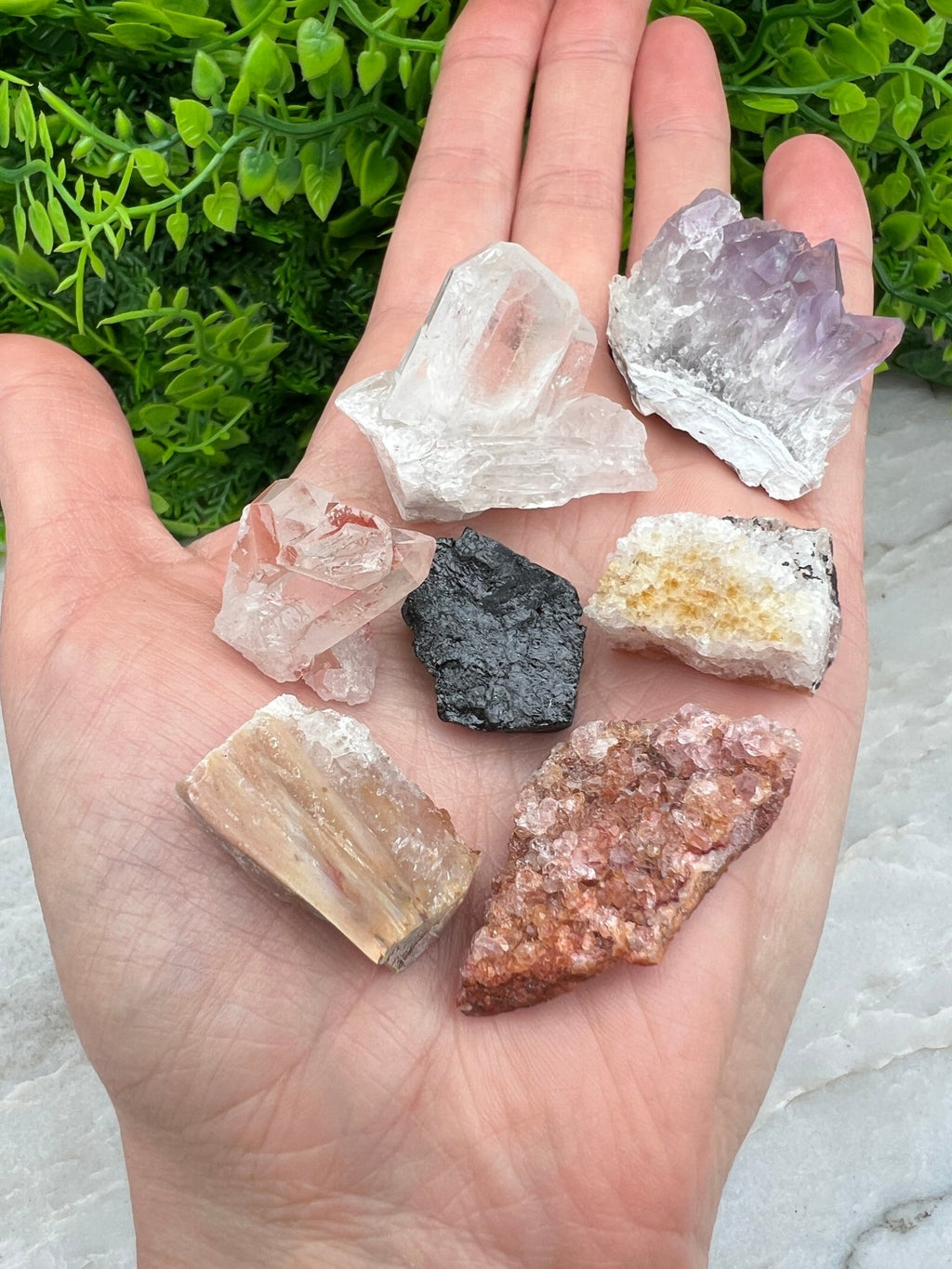 Set aus Rohsteinen (Amethyst, schwarzer Turmalin, Sagenit-Achat, rosa Amethyst, Hämatitquarz, Citrin von KEY LIME STORE