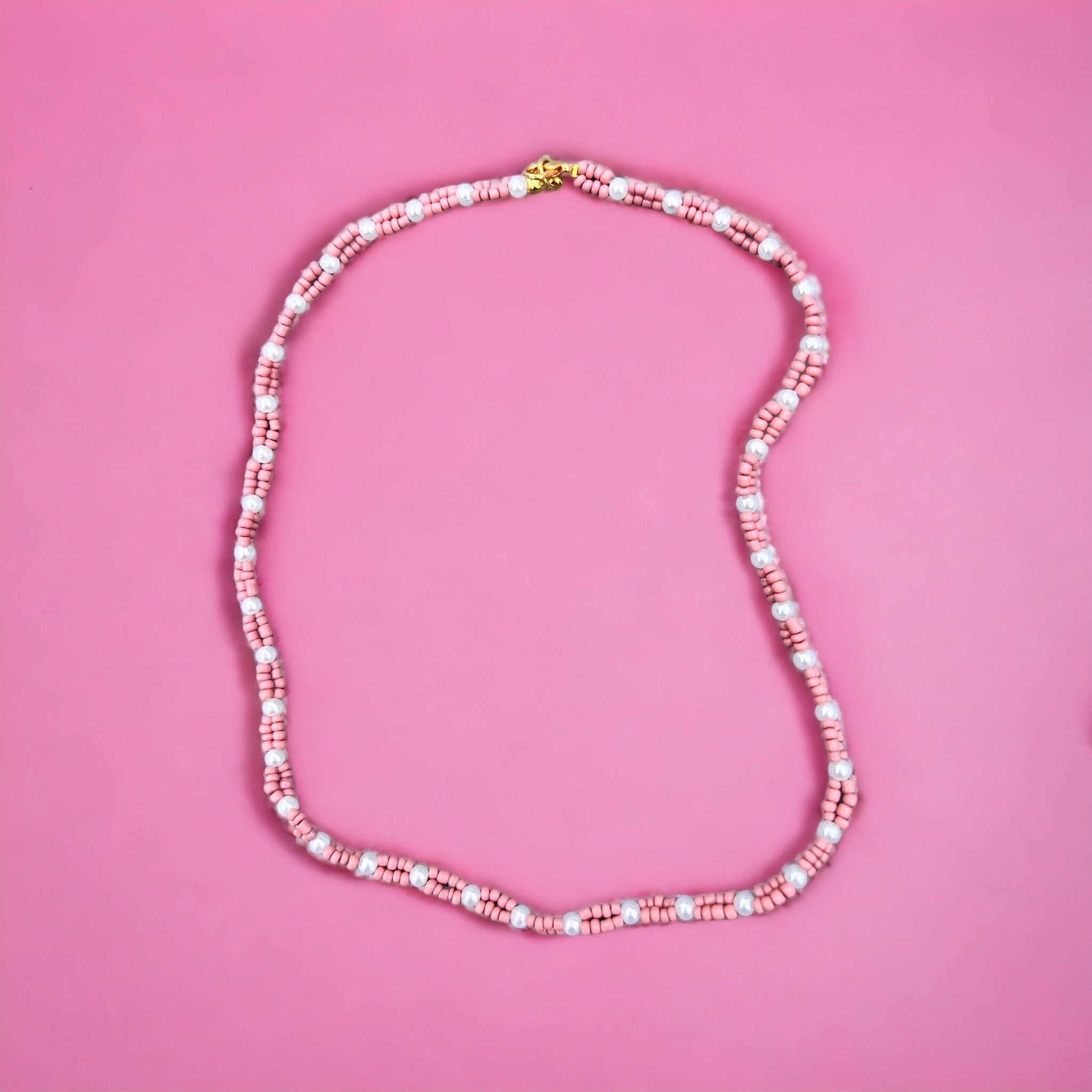 Halskette aus altrosa Glasperlen und Perlen