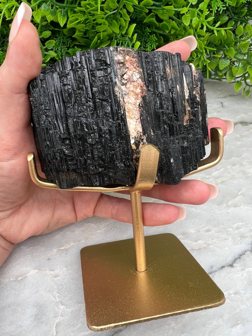 Schwarzer Turmalin auf goldenem Sockel (720 Gramm) von KEY LIME STORE
