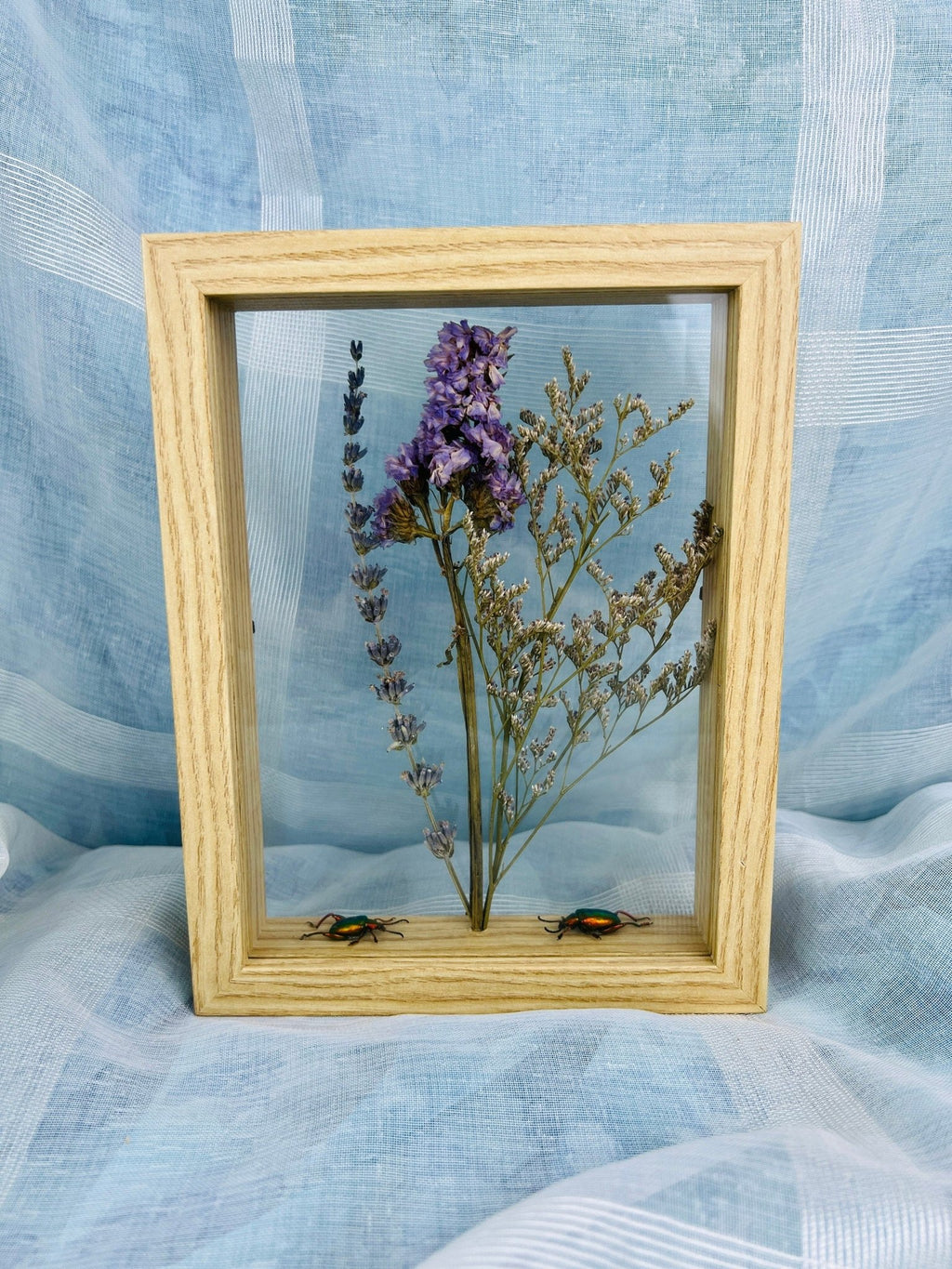 Doppelverglasung mit Holzrahmen, verziert mit Käfern und Trockenblumen von KEY LIME STORE